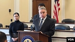 美国国会暨行政当局中国委员会主席、共和党联邦众议员克里斯·史密斯2023年12月12日在国会山召开记者会，要求司法部调查APEC峰会期间反共抗议者遭暴力袭击事件。（美国之音记者李逸华摄）