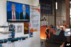 Migrantice Alma i Maria, razgovaraju u blizini šatora u prihvatilištu za migrante traje predsjednička debata, 27. juni, Tijuana Meksiko.