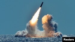 미 해군의 오하이오급 탄도미사일잠수함인 USS 네브라스카에서 트라이던트 II D5 탄도미사일을 시험발사하고 있다.