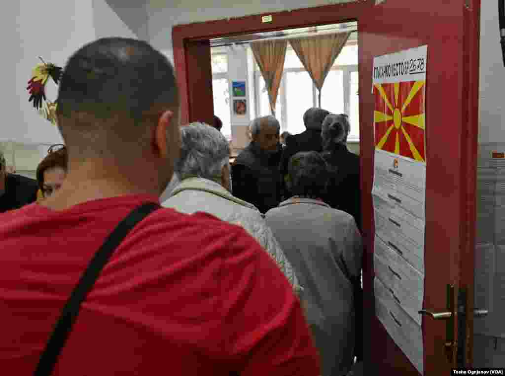 Македонските граѓани излегоа на гласање, на располагање имаат две гласачки кутии: За претседател и за пратеници во Македонското собрание.