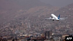  ایرینا افغان ائیر لائنز کا طیارہ ستمبر 2011 میں کابل ائیر پورٹ سے روانہ ہوا ، فوٹو اے ایف پی 