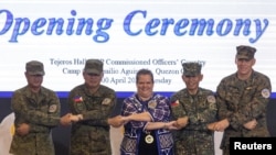 美国和菲律宾在马尼拉举行“肩并肩”联合军事演习的开幕式。（2023年4月1日）