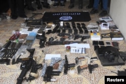 FILE - Senjata api dan barang-barang yang disita Pasukan Anti Teror Indonesia (Densus 88), diperlihatkan setelah penangkapan seorang pria yang diduga sebagai simpatisan ISIS di Bekasi, Jawa Barat, 14 Agustus 2023. (Antara Foto/Fakhri Hermansyah/ via REUTERS)