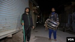 Sher Ahmad Querishi and his colleague Ghulam Raban every year moves from north Kashmir's Kupwara district to Srinagar to beat drums in order to earn good deeds by waking people up for Suhoor. (Wasim Nabi for VOA)