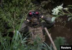 FILE: Seorang prajurit Ukraina dari unit pertahanan udara Brigade Mekanik ke-93 memantau langit di garis depan, di tengah serangan Rusia ke Ukraina, dekat kota Bakhmut, Ukraina, 23 Mei 2024. (REUTERS/Oleksandr Ratushniak)