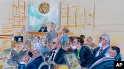 资料照片：这幅法庭速写描绘了包括杰西卡·沃特金斯(Jessica Watkins)在内的五名“誓言守护者”2022年10月6日接受审判的场景。