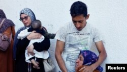 Warga Palestina meratapi tewasnya kerabat mereka yang terbunuh oleh serangan Israel di Rafah, selatan Jalur Gaza, pada 8 Mei 2024. (Foto: Reuters/Mohammed Salem)