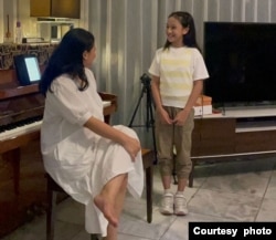 Jessica Januar sedang berlatih bersama gadis kecil, Awana Stusya sebagai Putri yang banyak bertanya tentang kehidupan wanita dewasa (foto: courtesy).