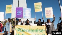 এলজিবিটিকিউ গোষ্ঠীর সপক্ষে নজিরবিহীন রায় দেওয়ার পর উচ্চ আদালতের বাইরে এই গোষ্ঠীর সমর্থনে ব্যানার হাতে বিপুল মানুষ। উইন্ডহোক, নামিবিয়া। ফটোঃ ২১ জুন, ২০২৪।