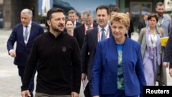 볼로디미르 젤렌스키 우크라이나 대통령이 15일 스위스 니드발덴주 뷔르켄슈톡에서 개막한 우크라이나 평화회의에서 비올라 암헤르트 스위스 대통령(오른쪽)과 함께 걸어가고 있다. 