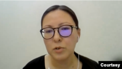 Qirg'izistonlik Ayjan Sharshenova Jorj Vashington universitetining onlayn forumida so'zlamoqda, 12-dekabr, 2023