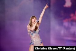 เทย์เลอร์ สวิฟต์ ขณะขึ้นแสดงคอนเสิร์ต Eras Tour ที่กรุงสตอกโฮล์ม เมื่อ 17 พ.ค. 2567