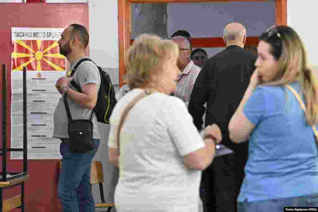 Македонските граѓани излегоа на гласање, на располагање имаат две гласачки кутии: За претседател и за пратеници во Македонското собрание.