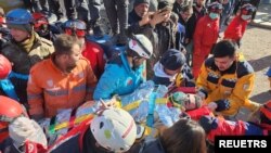 터키 아디야마에서 구조대원들이 건물 잔해에서 꺼낸 생존자를 옮기고 있다. (자료사진)