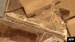 지난 3일에 촬영한 위성 사진. 이스라엘 군 차량이 가자 지구와 교차하는 케렘 샬롬 국경 근처 이스라엘 남부 지역에 집결하는 모습.