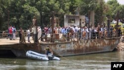 Selon le journal Al-Ahram, qui a été le premier à faire état de l'accident, le minibus est tombé d'un ferry traversant le fleuve, le conducteur du bus n'ayant pas tiré le frein à main. 