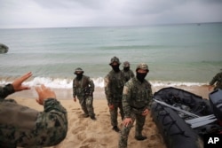 지난달 28일 '을지프리덤실드' 미한 연합 군사 연습의 일환으로 미한 특전요원들이 강원도 양양에서 연합 해상 침투훈련을 실시했다.