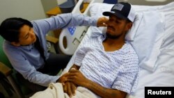 Eduard Caraballo, a Venezuelan migrant, is visited by his wife Viangly Infante at a hospital in El Paso, Texas, U.S., April 3, 2023. (REUTERS/Jose Luis Gonzalez) 