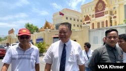 លោក ទាវ វណ្ណុល ប្រធានគណបក្សភ្លើងទៀនដើរចេញពីសាលាដំបូងរាជធានីភ្នំពេញ ថ្ងៃទី២៥ ខែមេសា ឆ្នាំ២០២៤។ (លាស់ លីបលីប/វីអូអេ)