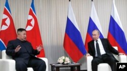 김정은(왼쪽) 북한 국무위원장과 블라디미르 푸틴 러시아 대통령이 지난 2019년 4월 블라디보스토크에서 회담하고 있다. (자료사진)