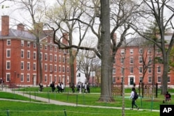 Vrhovni sud razmatra tužbe protiv politike Univerziteta Severne Karoline i Harvarda, u kojoj se rasa smatra jednom od brojnih faktora u proceni prijava studenata, 27. aprila, 2022. (Foto: AP/Charles Krupa)