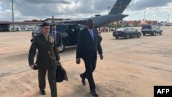 រូបឯកសារ៖ រដ្ឋមន្ត្រីក្រសួងការពារជាតិសហរដ្ឋអាមេរិក លោក Lloyd Austin (កណ្តាល) ដើរនៅអាកាសយានដ្ឋានអន្តរជាតិសៀមរាប ក្នុងខេត្តសៀមរាប ថ្ងៃទី២៣ ខែវិច្ឆិកា ឆ្នាំ២០២២។