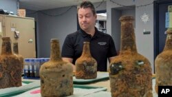 Arheolog Jason Boroughs govori o artefaktima pronađenim ispod rezidencije Georgea Washingtona u Mount Vernonu, 17. juni 2024.