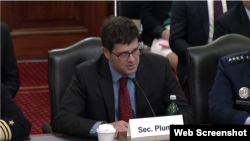 존 플럼 미 국방부 우주정책 담당 차관보가 9일 상원 군사위 청문회에서 증언했다.