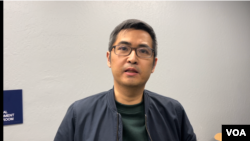 2024年3月15日，《幸彤在监狱》放映会后，香港专上学生联会前秘书长、加州大学伯克利分校香港事务组织的周永康接受美国之音的采访。（周星晨拍摄）