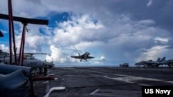 미 해군 소속 항공모함인 에이브러햄 링컨(CVN 72)에서 F/A-18F 슈퍼 호넷 전투기가 이륙하고 있다. (자료화면)