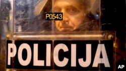 Crnogorski policajac na protestu opozicije u Podgorici u decembru 2022. (Foto: AP/Risto Bozovic)