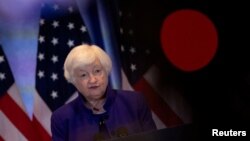 资料照片：2023年11月10日，美国财政部长耶伦在加利福尼亚州旧金山与中国副总理何立峰会晤后出席新闻发布会。（路透社照片）