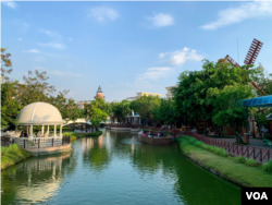 ទិដ្ឋភាពរបស់សួនមួយកន្លែងក្នុងបុរីប៉េងហួត នៅសង្កាត់និរោធ ខណ្ឌច្បារអំពៅ នៅថ្ងៃទី១៨ ខែកុម្ភៈ ឆ្នាំ២០២៣។ (កាន់ វិច្ឆិកា/វីអូអេ)