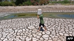 ویت نام کے ایک گاؤں میں ایک شخص خشک تالاب کے کنارےأ19 مارچ 2024 -فائل فوٹو