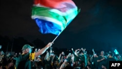 Dans une ambiance festive et musicale, des supporters brandissent de nombreuses pancartes "Bokke (Springboks), une bande de vainqueurs".