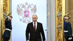 Vladimir Putin tiba untuk upacara pelantikannya sebagai presiden Rusia di Istana Grand Kremlin, Moskow, Rusia, Selasa, 7 Mei 2024. (Sergei Bobylev, Sputnik, Kremlin Pool Photo via AP)