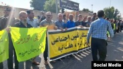 بازنشستگان در سالیان اخیر بارها خواستار بهبود شرایط معیشتی خود شده اند. تصویر مربوط به تجمع اعتراضی بازنشستگان سازمان تأمین اجتماعی در شهرستان شوش است. آرشیو