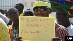 Le régime militaire de Niamey a plusieurs fois répété qu'il souhaitait revoir en profondeur le système d'exploitation des matières premières par des compagnies étrangères.