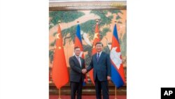នាយករដ្ឋមន្ត្រីកម្ពុជា លោក ហ៊ុន ម៉ាណែត ចាប់ដៃជាមួយប្រធានាធិបតីចិនលោក Xi Jinping ក្នុងអំឡុងជំនួបមួយ នៅទីក្រុងប៉េកាំង ប្រទេសចិន កាលពីថ្ងៃទី ១៥ ខែកញ្ញា ឆ្នាំ ២០២៣។ (Cambodia's Prime Minister Telegram via AP)