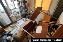 ภาพความเสียหายภายในอพาร์ตเมนต์แห่งหนึ่งในนิวไทเปซิตี้ หลังเกิดแผ่นดินไหวรุนแรงในช่วงเช้าของวันพุธที่ 3 เม.ย. 2567 (Reuters)