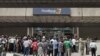 ARCHIVES - Des clients en quête de liquidité font la queue devant une banque à Lagos, au Nigeria, le 22 février 2023.