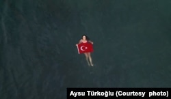 Türk sporcu ve yüzücü Aysu Türkoğlu