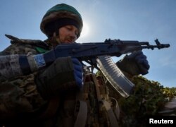 Seorang tentara Ukraina terlihat di parit di posisi garis depan, dekat Kota Bakhmut, Ukraina, 10 April 2023. (Foto: REUTERS/Oleksandr Klymenko)