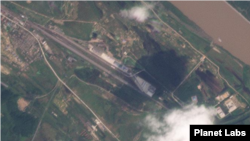 5일 촬영된 북러 접경지역의 북한 쪽 지대 선로에서 40m 길이의 하얀색 물체가 포착됐다. 전날까지 있던 긴 열차는 사라진 상태다. 사진=Planet Labs