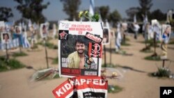 하마스에 잡혀간 이스라엘인 인질 허시 골드버그-폴린의 사진이 들어간 포스터 (자료사진)