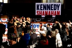 Ženska marijači grupa Las Colibri pjeva pristalicama nezavisnog predsjedničkog kandidata Roberta F. Kennedyja mlađeg, u Los Angelesu, 30. marta 2024.