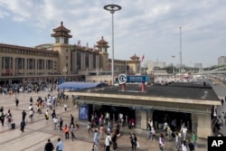 Lalu lalang wisatawan di Stasiun Kereta Api Beijing, Jumat, 29 September 2023. (AP/Andy Wong)