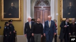 ប្រធានាធិបតីអ៊ុយក្រែនលោក Vlodymyr Zelenskyy ដើរអមដោយលោក Mitch McConnell និងលោក Chuck Schumer នៅវិមានសភាអាមេរិក ក្នុងរដ្ឋធានីវ៉ាស៊ីនតោន កាលពីថ្ងៃទី១២ ខែធ្នូ ឆ្នាំ២០២៣។