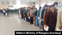 اخیراً برخی از مهاجران افغان در ایران گفته اند که پولیس ایران روزانه صدها نفر را از بخش‌های مختلف آن کشور بازداشت و پس از مدتی توقیف، اخراج می‌کند.