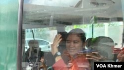 រូបឯកសារ៖ កញ្ញា ឈឹម ស៊ីថរ ប្រធានសហជីពទ្រទ្រង់សិទ្ធិការងារបុគ្គលិកកម្មករខ្មែរនៃក្រុមហ៊ុនណាហ្គាវើលដ៍ កំពុងស្ថិតក្នុងឡាន ដែលមន្ត្រីពន្ធនាគារដឹកយកទៅឃុំឃាំងបន្ត បន្ទាប់ពីចូលរួមសវនាការនៃសាលាឧទ្ធរណ៍ភ្នំពេញ នាថ្ងៃទី១៩ ខែតុលា ឆ្នាំ២០២៣។ (លាស់ លីបលីប/វីអូអេ)